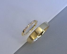 Vestuviniai žiedai "Švelni elegancija"
Moteriškas 1,9mm pločio, poliruotas žiedas puoštas septyniais briliantais atsiskleidžiantis švelnia elegancija. Vyriškas  6mm pločio, matinis žiedas.