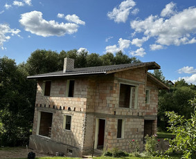 mūras-stogas