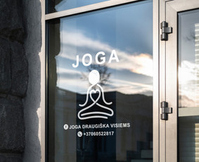 Joga lipdukas ant stiklo.