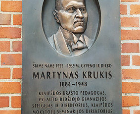 Atminimo lenta Klaipėdos gimnazijos steigėjui, mokytojų seminarijos direktoriui Martynui Krukiui, Klaipėda. Bronza, h - 90 cm.