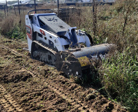 Mini Cat ekskavatoriaus / Mini Bobcat Mt100 paslaugos - Žemės frezavimas - 1 Žemės frezavimas - Mini Cat ekskavatoriaus / Mini Bobcat Mt100 paslaugos - 1