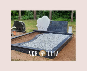 Naujas kapavietės įrengimas su borteliais mėlynu Blue Pearl granitu ir  stilizuota širdies forma iš marmuro.