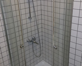 Kuo pigesnė kabina - tuo brangesnis montavimas. Viena yra montuoti kokybišką dušo kabiną, visai kas kitą - montuoti pigų kiną, kur stiklų ilgis skiriasi iki 2 cm. . .