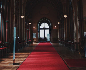Raudono kilimo nuoma - Šventinės įrangos nuoma - 1