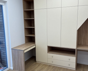 Modernus ir švarus dizainas sukuria ramią ir organizuotą aplinką, įdomus išpjovimas - vizualinis akcentas, kuris papildo erdvę ir suteikia papildomą vietą daiktams ar dekoracijoms