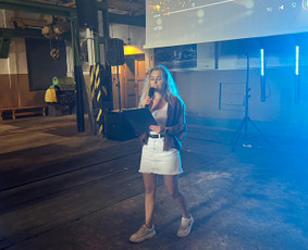 Renginių vedėja Aistė su Dj komanda - Įmonių renginių vedimas - 1 Įmonių renginių vedimas - Renginių vedėja Aistė su Dj komanda - 1