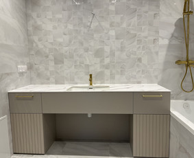 Elegantiška vonios spintelė su įlieta kriaukle ir marmuro rašto kompaktišku HPL stalviršiu. Aukso spalvos rankenėlės įneša subtilaus prabangos akcento, tad baldas ne tik stilingas, bet ir f...