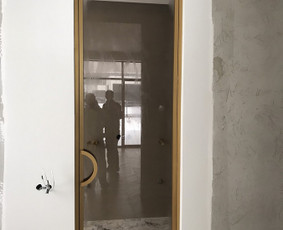 Aukštos stiklinės durys