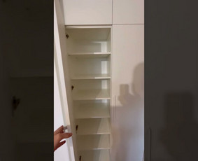 Erdvi ir funkcionali balta spinta su daugybe skyrių ir stalčių. Paprastos formos ir minimalistinės rankenos suteikia švarų ir tvarkingą vaizdą.
