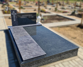 Kapaviečių dengimas plokštėmis, paminklų gamyba, Paminklai, kapų dekoravimas skaldele, granitinių tri nkelių dangos įrengimas ir kiti kapaviečių tvarkymo bei įrengimo darbai www.kapu.lt +37065688083