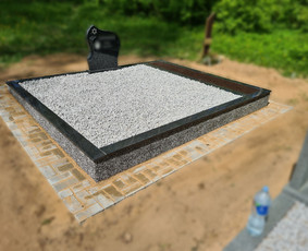 Kapaviečių dengimas plokštėmis, paminklų gamyba, Paminklai, kapų dekoravimas skaldele, granitinių tri nkelių dangos įrengimas ir kiti kapaviečių tvarkymo bei įrengimo darbai www.kapu.lt +37065688083