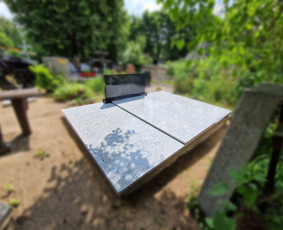 Kapaviečių dengimas plokštėmis, paminklų gamyba, Paminklai, kapų dekoravimas skaldele, granitinių tri nkelių dangos įrengimas ir kiti kapaviečių tvarkymo bei įrengimo darbai www.kapu.lt +37065688083