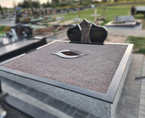 Kapaviečių dengimas plokštėmis, paminklų gamyba, Paminklai, kapų dekoravimas skaldele, granitinių tri nkelių dangos įrengimas ir kiti kapaviečių tvarkymo bei įrengimo darbai www.kapu.lt +37065688083