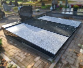 Kapaviečių dengimas plokštėmis, paminklų gamyba, Paminklai, kapų dekoravimas skaldele, granitinių tri nkelių dangos įrengimas ir kiti kapaviečių tvarkymo bei įrengimo darbai www.kapu.lt +37065688083