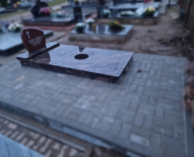 Kapaviečių dengimas plokštėmis, paminklų gamyba, Paminklai, kapų dekoravimas skaldele, granitinių tri nkelių dangos įrengimas ir kiti kapaviečių tvarkymo bei įrengimo darbai www.kapu.lt +37065688083