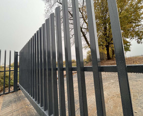 Metalinės tvoros - - Tvoros - Vartai - Montavimas - Garantija - - 2