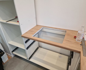 Virtuvės baldų montavimas. Drėgmei atspariais klijais užsandarinami pjūviai.