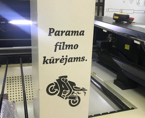 Graviruojame ant įvairių medžiagų, viskas atliekama tiksliai, kokybiškai bei greitai. Galima ruošti projektą konsultuojantis ir taip išpildyti kliento norus 100 procentų.