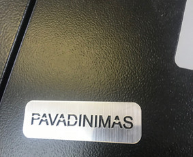 Pjaustome metalizuotą plastiką. Puikiai tinka gaminių ženklinimui, raktų pakabukams, rūbinės numeriukams ir t.t.