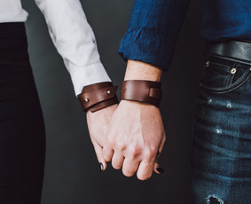 Odinių apyrankių gamyba pagal individualius užsakymus. Personalizuotas graviravimas išorinėje arba vidinėje pusėje.