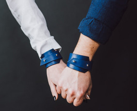 Odinių apyrankių gamyba pagal individualius užsakymus. Personalizuotas graviravimas išorinėje arba vidinėje pusėje.