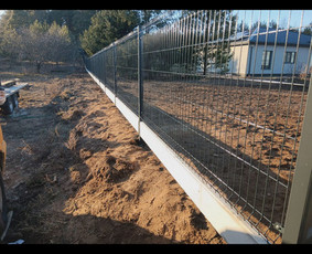 Montuojam segmentines ir metaliniu tvoralenčių tvoras - Tvoros pamatai, betonavimas - 1 Tvoros pamatai, betonavimas - Montuojam segmentines ir metaliniu tvoralenčių tvoras - 1