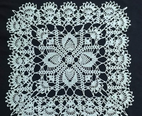 Nerta medvilnės staltiesėlė. 50×50cm.Galimos kitos spalvos.Kaina derinama.Siūlai mano ,gali būti ir užsakovo.