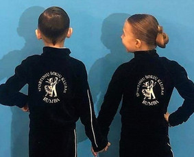 SPORTINIŲ ŠOKIŲ KLUBO RUMBA (Panevėžys) mažieji šokėjai su mūsų siuvinėtu Logo.