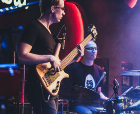 Išskirtinai kokybiškai skambanti muzikos grupė Jūsų renginiui suteiks nepamirštamą pasirodymą! Mūsų programą sudaro šiuolaikiniai pop, legendiniai roko ir visų laikų populiariausi hitai.
