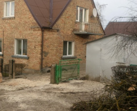 Klevo kirtimas šalia gyvenamojo pastato ir elektros laidų.
