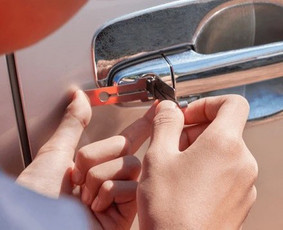 Automobilių avarinis atrakinimas, Automobilių raktų gamyba - Avarinis automobilio atrakinimas - 1 Avarinis automobilio atrakinimas - Automobilių avarinis atrakinimas, Automobilių raktų gamyba - 1