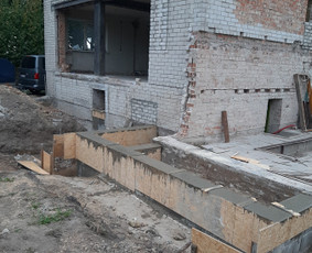 Polių gręžimas ,pamatų įrengimas.Bankečių betonavimas.