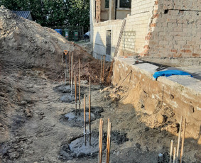 Polių gręžimas ,pamatų įrengimas.Bankečių betonavimas.