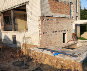 Polių gręžimas ,pamatų įrengimas.Bankečių betonavimas.