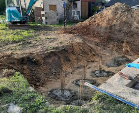 Polių gręžimas, pamatų įrengimas.Bankečių betonavimas.