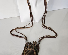 Natūralios šviesaus šokolado spalvos odos bocho stiliaus kaklo papuošalas. Elemento aukštis-8cm.,plotis-6cm.Inkrustuotas jaspio akmenuku. Ilgis- 52 cm