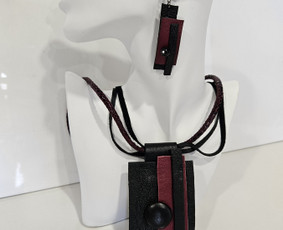 Natūralios odos juodai- bordo vienetinis papuošalų rinkinys- kaklo papuošalas, kurio elementas- 11cm., o virvelės ilgis- 52cm. Auskariukai-6cm. ilgio.