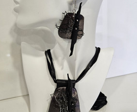 Natūralios odos papuošalų rinkinys. Kaklo papuošalo elemento ilgis- 9cm., plotis-6 cm. Auskariukų ilgis 6,4cm.