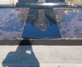 Paminklai,granito plokštės kapams. - Paminklų, antkapių montavimas - 2 Paminklų, antkapių montavimas - Paminklai,granito plokštės kapams. - 2