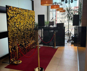 Raudono kilimo nuoma - Fotosienų,360 video platformos ir sampano piramides nuoma - 1