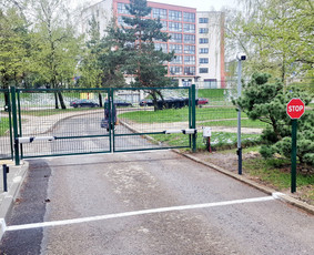 Automatiniai vartai su automobilių valstybinių numerių nuskaitymu