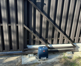 Tvoros, vartai, turėklai, laiptai, metalo gaminiai - Stumdomų vartų gamyba - 3 Stumdomų vartų gamyba - Tvoros, vartai, turėklai, laiptai, metalo gaminiai - 3