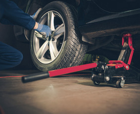 Traliuko/tralo paslaugos, Techninė pagalba kelyje 24/7. - Automobilio rato keitimas - 2 Automobilio rato keitimas - Traliuko/tralo paslaugos, Techninė pagalba kelyje 24/7. - 2