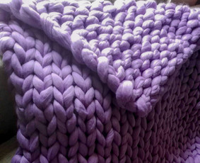 Merino vilnos pledas - ypač stilingas ir madingas namų interjero akcentas. Gaminamas rankomis iš labai švelnios ąū mikronų merino vilnos sluoksnos pagal užsakovo norimus matmenis ir spalva