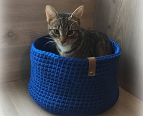 Vidutinis rankų darbo nertas krepšys.
Skersmuo: 29 cm
Aukštis: 26 cm