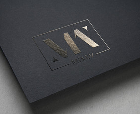 "MM MIKEV" šiuolaikiškas logotipas drabužių prekiniam ženklui. Logotipe apsijungia dviejų "M" raidžių monograma, su moteriškos elegancijos suteikiančiu rėmeliu.