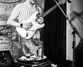 Privačios gitaros pamokos Vilniuje - Gitaros pamokos - 1 Gitaros pamokos - Privačios gitaros pamokos Vilniuje - 1