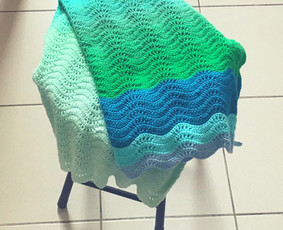 Rankų darbo nertas pledas. Puiki dovana naujagimiui.
Pledo spalvų atspalviai gali skirtis nuo matomų ekrane.
Dydis: ilgis 87 cm, plotis 87 cm
Sudėtis: 100% medvilnė.