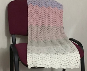 Rankų darbo nertas pledas. Puiki dovana naujagimiui.
Pledo spalvų atspalviai gali skirtis nuo matomų ekrane.
Dydis: ilgis 91 cm, plotis 81 cm
Sudėtis: 100% medvilnė.