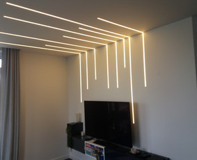 Įfrezuotas led profilis, sumontuota led juosta. Lubų dalis jungiasi atskirai nuo led juostų įleistų sienoje. Gražu! :)